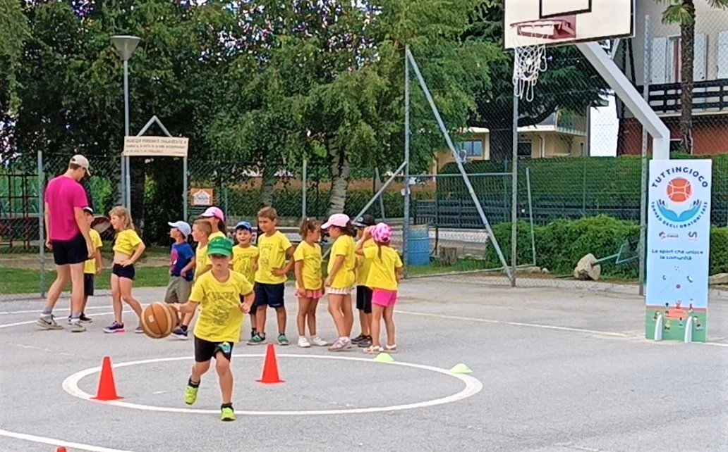 Bambini che giocano a palla nell'ambito del progetto Tuttingioco con Fondazione Conad ETS